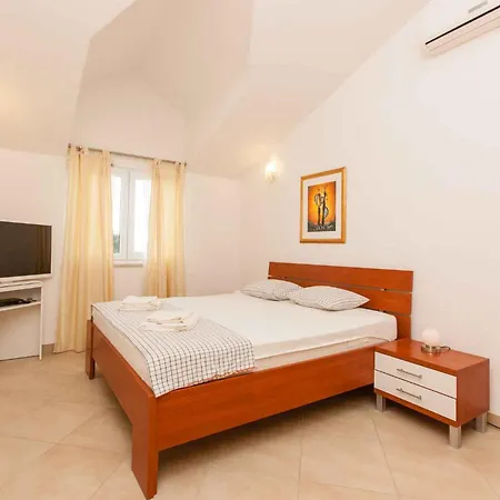 In Okrug Gornji 6130 דירה *